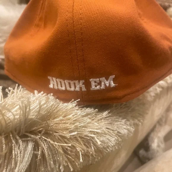 New Era Texas Longhorns Hat
7 1/2 old school practically New
this is a Classic - Picture 3 of 4